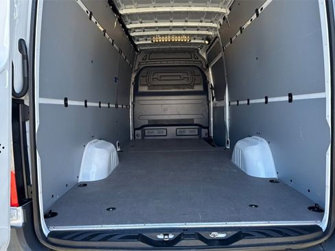 Used 2024 Mercedes-Benz Sprinter 2500 image 13