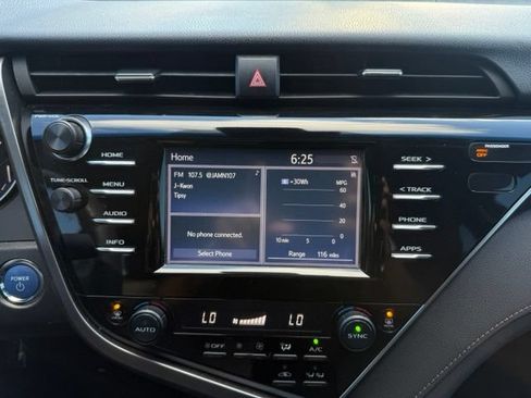 Used 2018 Toyota Camry LE FWD image 23