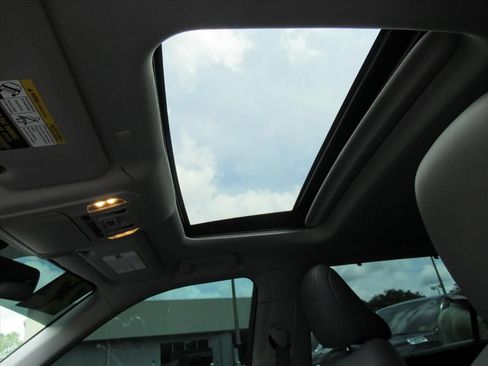 Used 2022 Toyota Highlander XLE FWD image 16