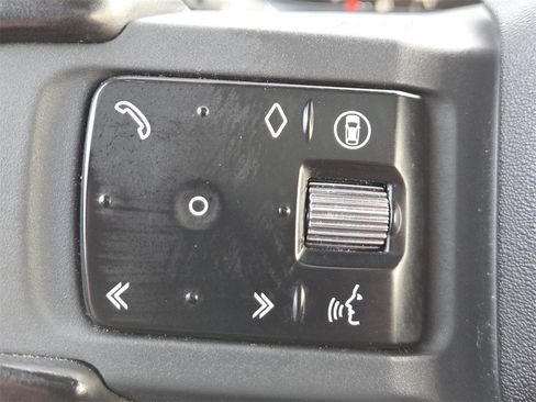 Used 2024 Land Rover Defender 130 X-Dynamic SE image 28