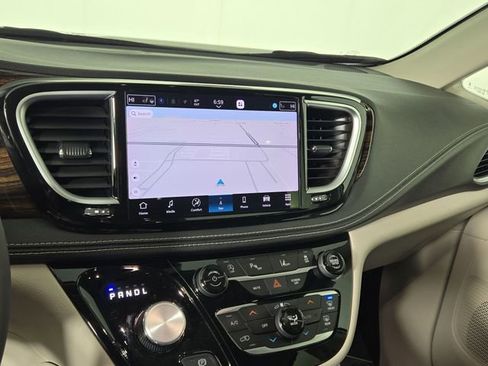 Used 2024 Chrysler Pacifica Limited AWD/4WD image 18