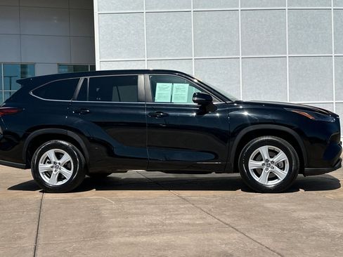 Used 2025 Toyota Highlander LE FWD image 3