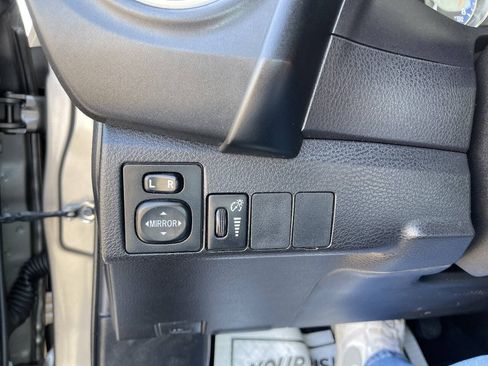 Used 2018 Toyota Corolla LE FWD image 16