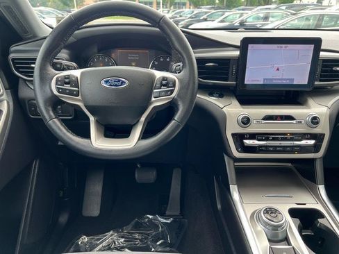 Used 2021 Ford Explorer XLT w/ Equipment Group 202A AWD/4WD image 18
