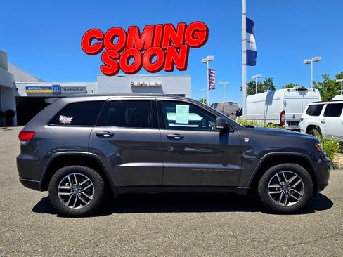 Used 2017 Jeep Grand Cherokee Trailhawk w/ Trailhawk Luxury Group AWD/4WD image 2