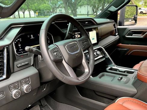 Used 2026 GMC Sierra 2500 Denali Ultimate w/ LPO, Black Badging Package AWD/4WD image 14