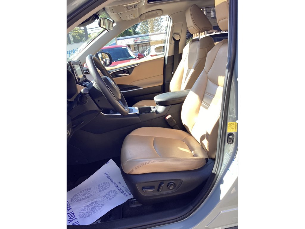 Used 2020 Toyota RAV4 XLE Premium AWD/4WD image 9