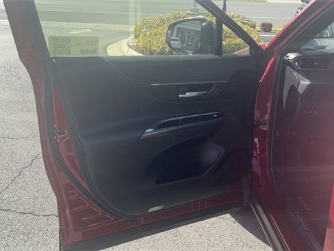 Used 2022 Toyota Venza XLE image 10