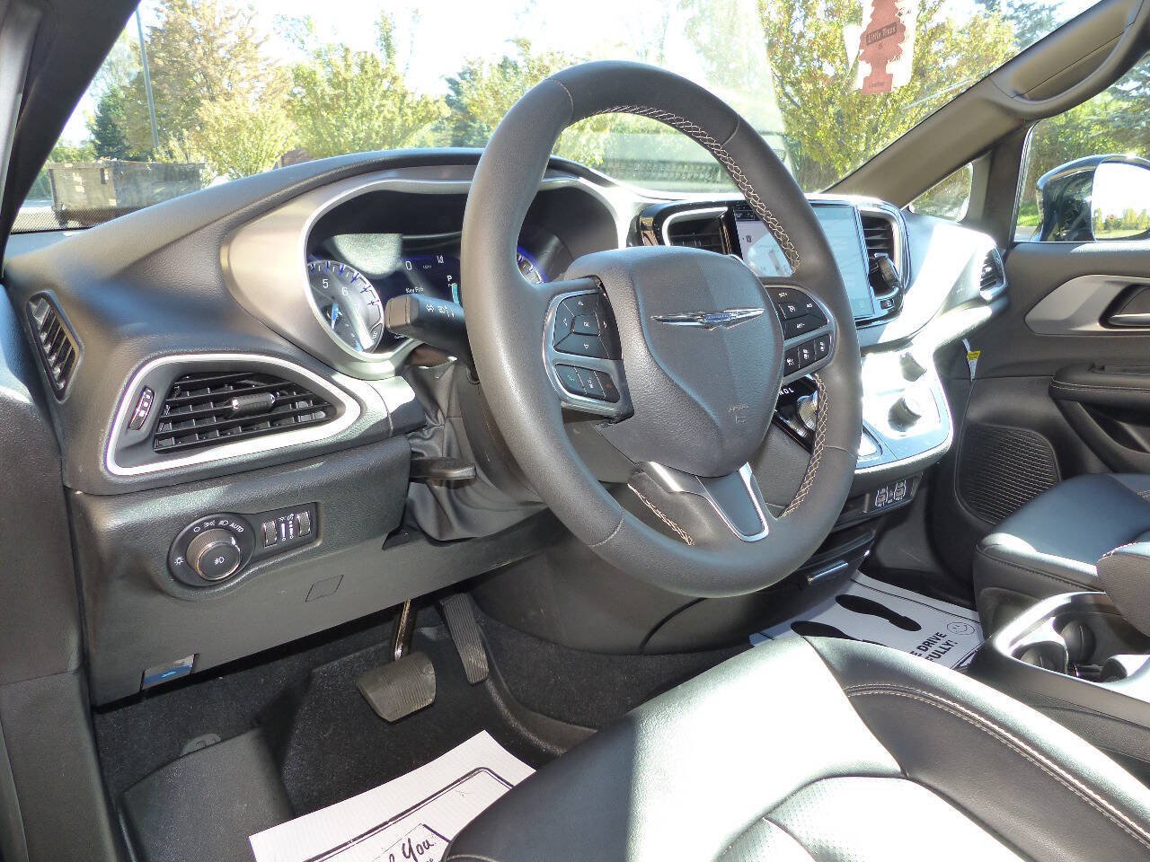 Used 2025 Chrysler Pacifica Select FWD image 22
