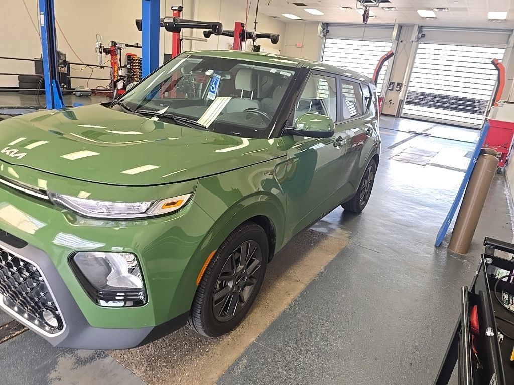 Used 2022 Kia Soul EX FWD image 2
