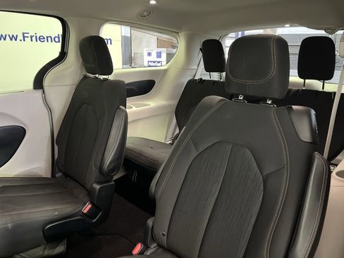 Used 2019 Chrysler Pacifica Touring Plus image 37