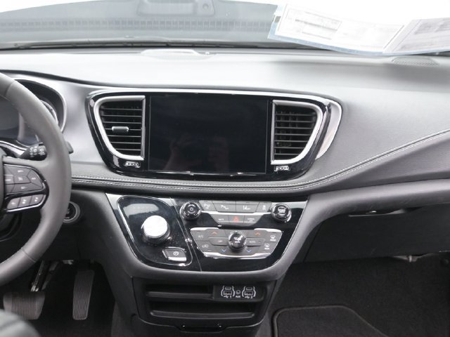 Used 2024 Chrysler Pacifica Limited FWD image 25