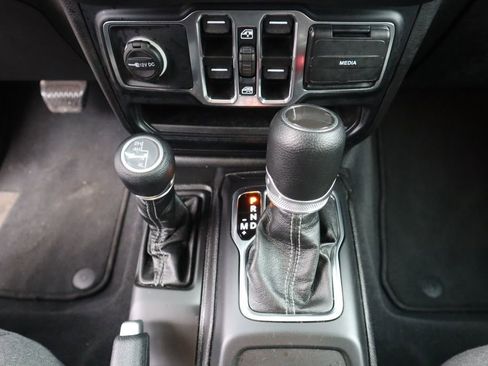 Used 2024 Jeep Wrangler Unlimited Sahara AWD/4WD image 16