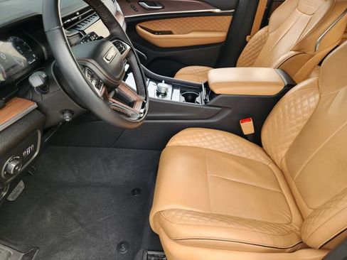 Used 2024 Jeep Grand Cherokee Summit AWD/4WD image 9