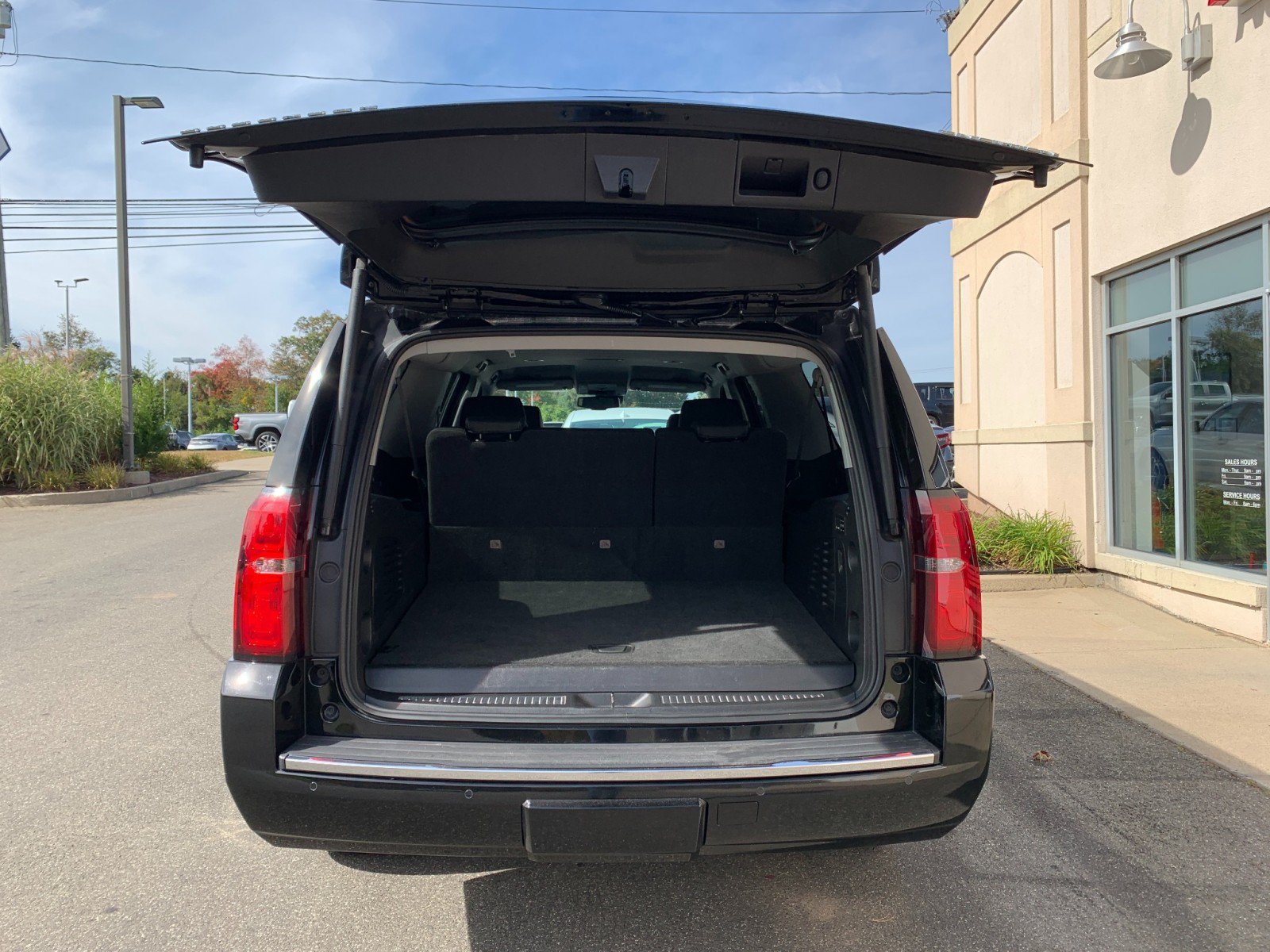 Used 2020 Chevrolet Suburban Premier w/ Max Trailering Package AWD/4WD image 8