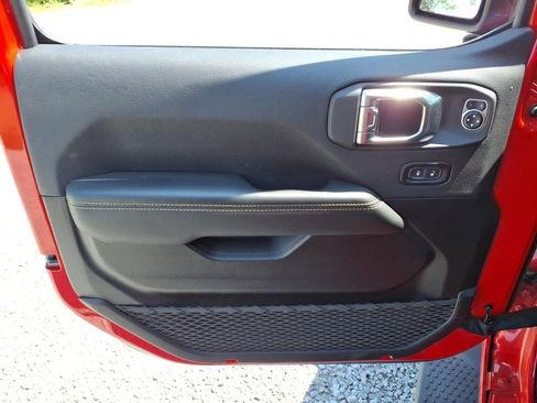 Used 2025 Jeep Wrangler Unlimited Sahara AWD/4WD image 23