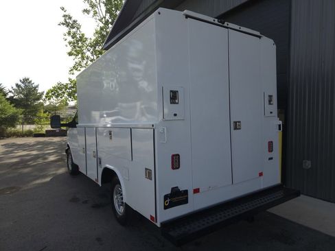 Used 2023 Chevrolet Express 3500 w/ Power Convenience Package RWD image 3