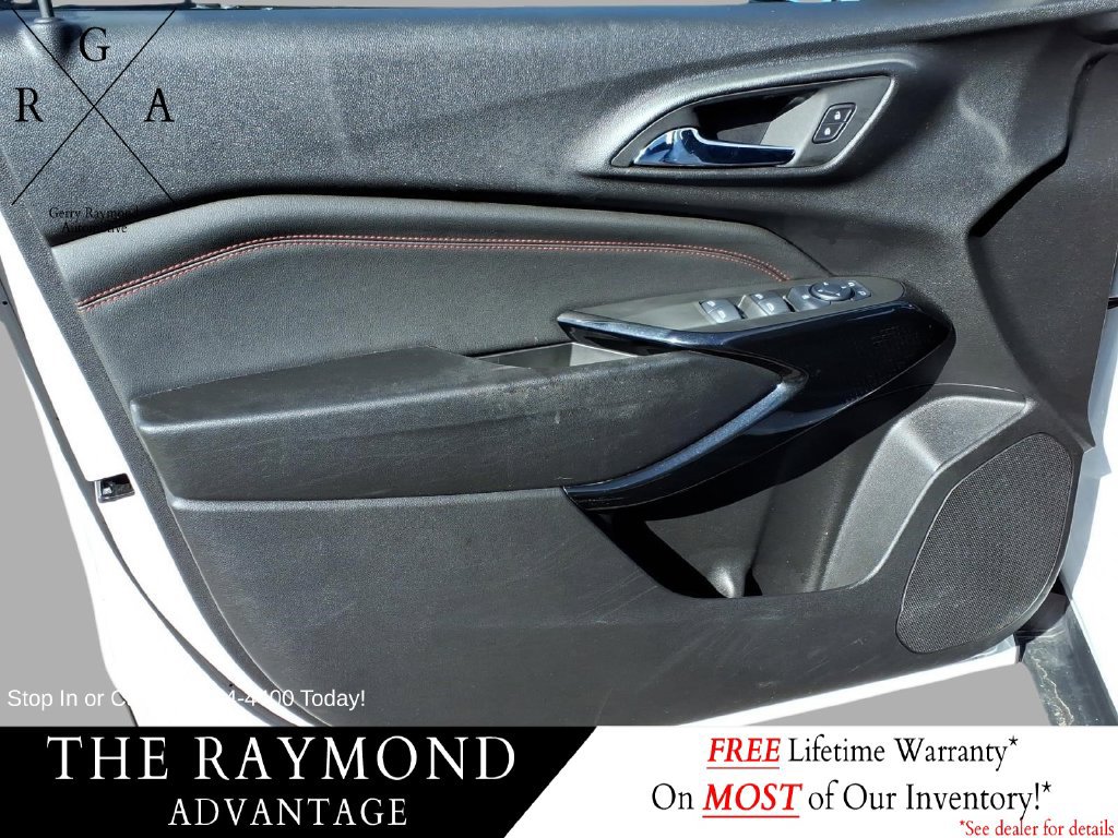 Used 2025 Chevrolet Trax RS w/ Sunroof Package FWD image 17