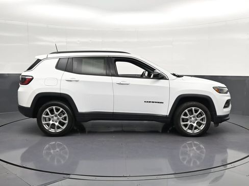 Used 2024 Jeep Compass Latitude AWD/4WD image 4