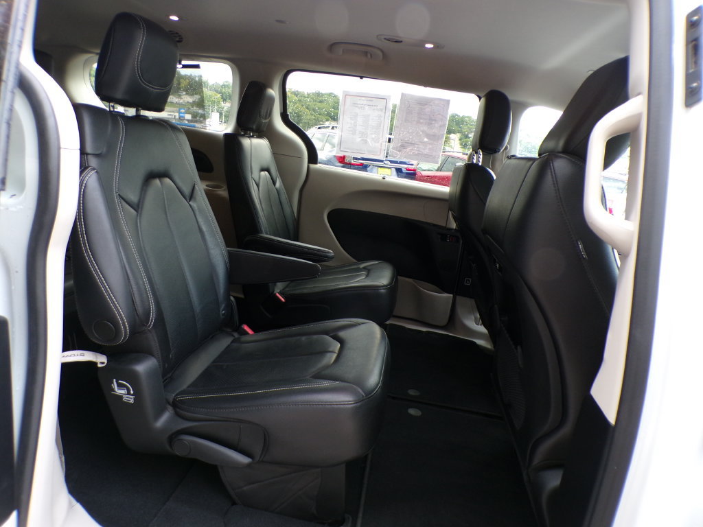 Used 2022 Chrysler Pacifica Touring-L FWD image 18