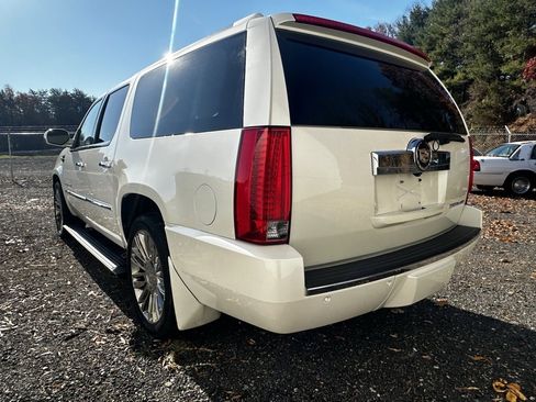 Used 2011 Cadillac Escalade ESV Premium image 6