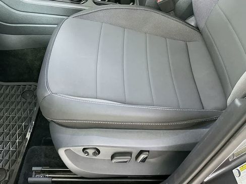 Used 2024 Volkswagen Taos SE w/ Panoramic Sunroof Package AWD/4WD image 29