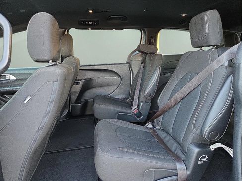 Used 2022 Chrysler Pacifica Touring image 11