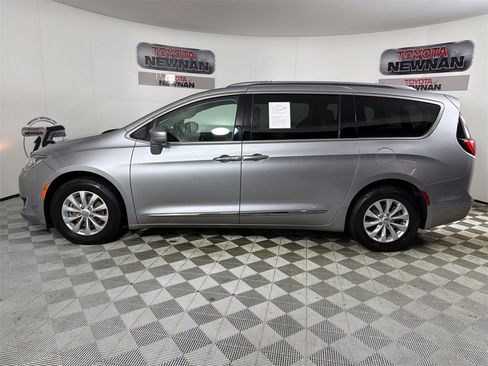 Used 2018 Chrysler Pacifica Touring-L image 6