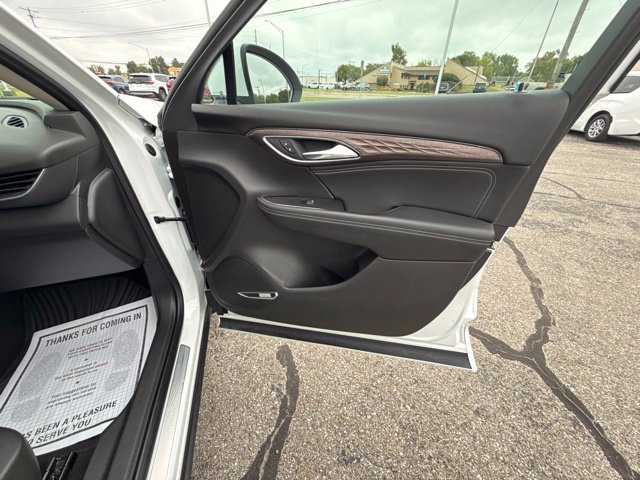 Certified 2022 Buick Envision Avenir w/ Technology Package II FWD image 39