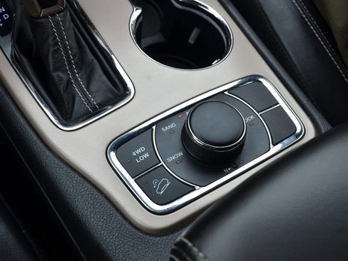 Used 2017 Jeep Grand Cherokee Limited AWD/4WD image 17