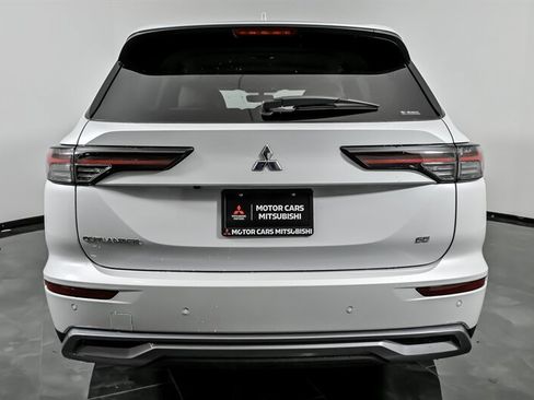 New 2025 Mitsubishi Outlander SE image 8