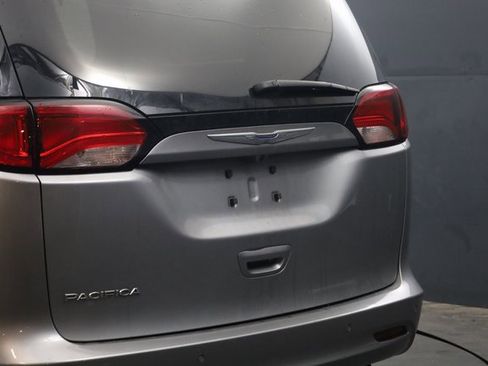 Used 2018 Chrysler Pacifica LX image 6