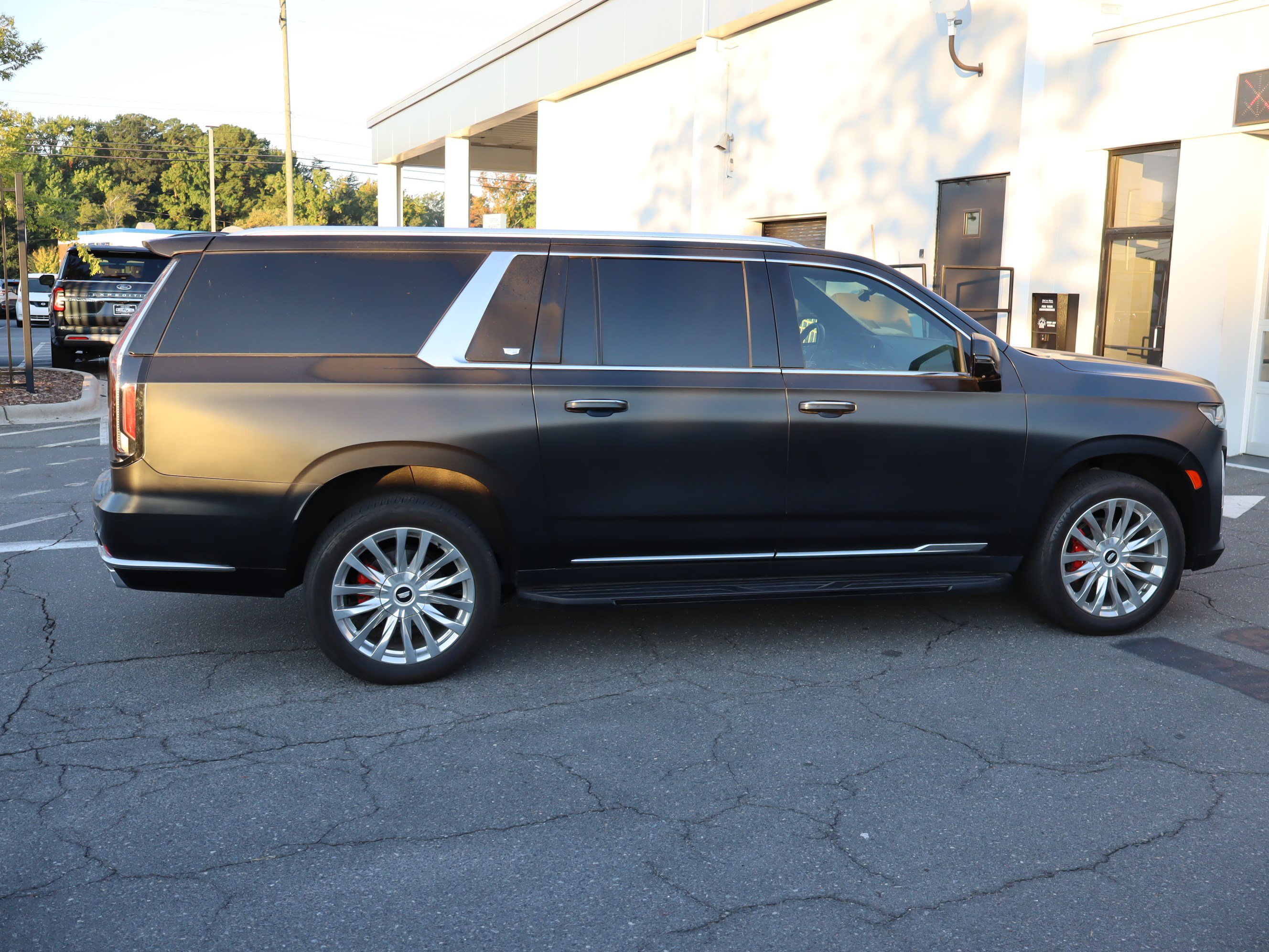 Used 2023 Cadillac Escalade ESV Premium Luxury AWD/4WD image 22