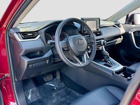Used 2019 Toyota RAV4 XLE Premium image 9