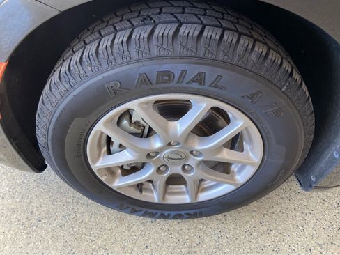 Used 2024 Chrysler Pacifica Touring-L image 11