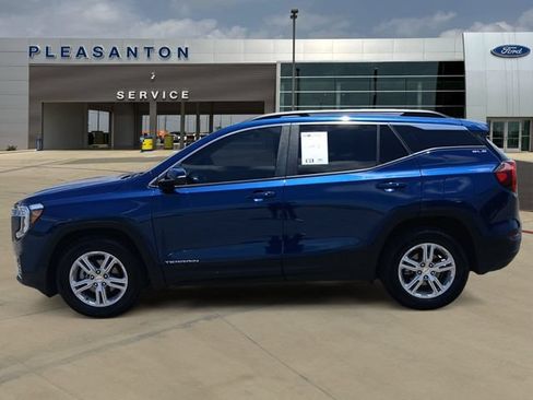 Used 2022 GMC Terrain SLE w/ Driver Convenience Package FWD image 2