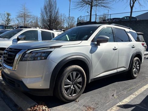 Used 2025 Nissan Pathfinder SV image 3