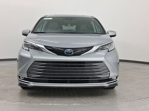 Used 2021 Toyota Sienna Limited image 6