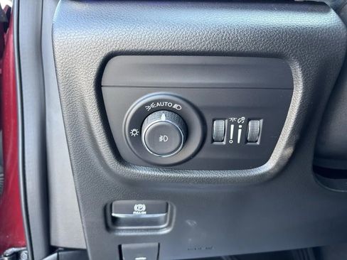 Used 2022 Jeep Grand Cherokee Summit w/ Luxury Tech Group V image 12