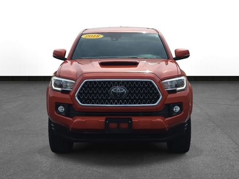 Used 2018 Toyota Tacoma TRD Sport AWD/4WD image 2
