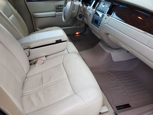 Used 2006 Lincoln Town Car Signature Limited image 37