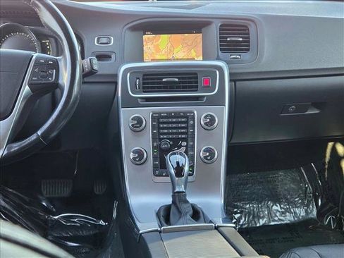 Used 2018 Volvo V60 T5 Cross Country Platinum image 15