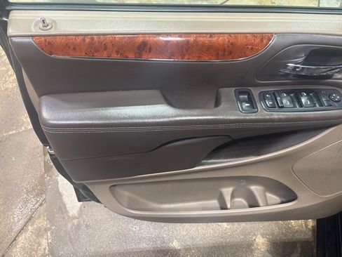 Used 2014 Chrysler Town & Country Touring image 23