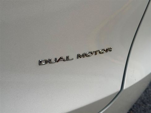 Used 2024 Tesla Model Y Long Range AWD/4WD image 17