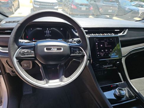 Used 2025 Jeep Grand Cherokee Altitude AWD/4WD image 17