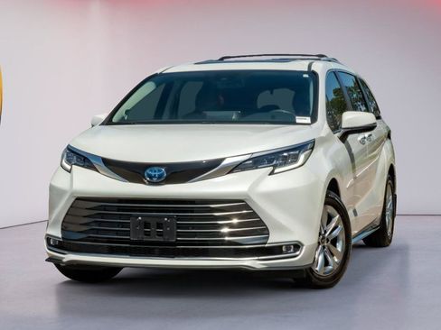 Used 2022 Toyota Sienna Limited FWD image 1