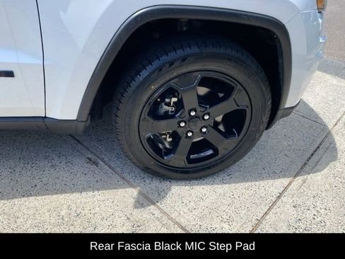 Used 2019 Jeep Grand Cherokee Laredo image 16