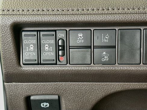 Used 2018 Honda Odyssey EX image 16