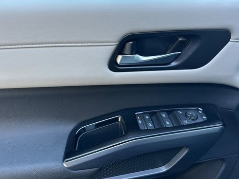 New 2026 Nissan Pathfinder SL image 9