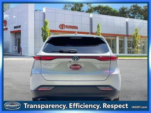 Used 2023 Toyota Venza LE AWD/4WD image 7
